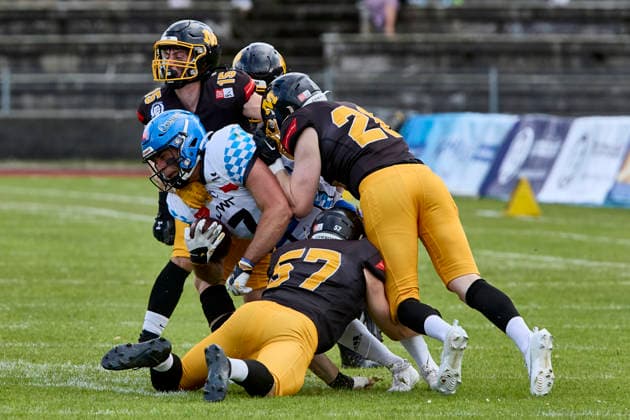German Football League GFL , Munich Cowboys vs Allgäu Comets, Munich Cowboys, Allgäu Comets, 2026 06 06 in München Städtisches Stadion an der Dantestraße Dantestation QUIGLEY Gabriel Allgäu Comets WR Nr7 ALC7 , HECKMANN Nils Munich Cowboys Defence Back DB Nr15 MUC15 , HUBER Franz Munich Cowboys Defence Back DB Nr3 MUC3 , BUCHBERGER Moritz Munich Cowboys Defence Back DB Nr26 MUC26 , ENGLMANN Vinzent Munich Cowboys Linebacker LB Nr57 MUC57 sportworld München Städtisches Stadion an der Dant Bayern Germany