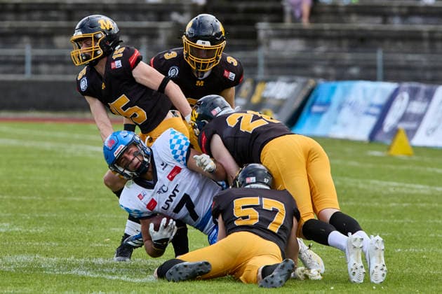 German Football League (GFL), Munich Cowboys vs Allgäu Comets, Munich Cowboys, Allgäu Comets, 2026-06-06 in München (Städtisches Stadion an der Dantestraße (Dantestation)) QUIGLEY Gabriel (Allgäu Comets WR Nr7-ALC7), HECKMANN Nils (Munich Cowboys Defence Back (DB) Nr15-MUC15), HUBER Franz (Munich Cowboys Defence Back (DB) Nr3-MUC3), BUCHBERGER Moritz (Munich Cowboys Defence Back (DB) Nr26-MUC26), ENGLMANN Vinzent (Munich Cowboys Linebacker (LB) Nr57-MUC57) sportworld München Städtisches Stadion an der Dant Bayern Deutschland *** German Football League GFL , Munich Cowboys vs Allgäu Comets, Munich Cowboys, Allgäu Comets, 2026 06 06 in München Städtisches Stadion an der Dantestraße Dantestation QUIGLEY Gabriel Allgäu Comets WR Nr7 ALC7 , HECKMANN Nils Munich Cowboys Defence Back DB Nr15 MUC15 , HUBER Franz Munich Cowboys Defence Back DB Nr3 MUC3 , BUCHBERGER Moritz Munich Cowboys Defence Back DB Nr26 MUC26 , ENGLMANN Vinzent Munich Cowboys Linebacker LB Nr57 MUC57 sportworld München Städtisches Stadion an der Dant Bayern Germany
