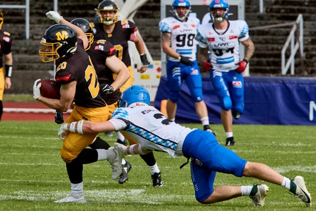 German Football League GFL , Munich Cowboys vs Allgäu Comets, Munich Cowboys, Allgäu Comets, 2026 06 06 in München Städtisches Stadion an der Dantestraße Dantestation MAYER Maximilian Munich Cowboys Running Back RB Nr20 MUC20 , DUTTON Joshua Allgäu Comets WR DB Nr2 ALC2 sportworld München Städtisches Stadion an der Dant Bayern Germany
