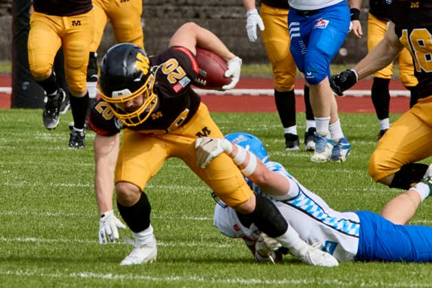German Football League GFL , Munich Cowboys vs Allgäu Comets, Munich Cowboys, Allgäu Comets, 2026 06 06 in München Städtisches Stadion an der Dantestraße Dantestation MAYER Maximilian Munich Cowboys Running Back RB Nr20 MUC20 , DUTTON Joshua Allgäu Comets WR DB Nr2 ALC2 sportworld München Städtisches Stadion an der Dant Bayern Germany