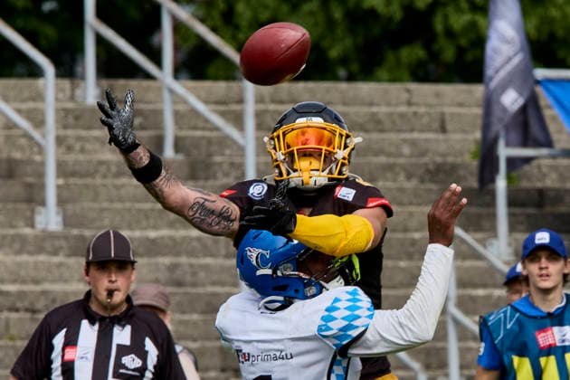 German Football League GFL , Munich Cowboys vs Allgäu Comets, Munich Cowboys, Allgäu Comets, 2026 06 06 in München Städtisches Stadion an der Dantestraße Dantestation Pass Interference BOCCELLA Gabriel Munich Cowboys Wide Receiver WR Nr2 MUC2 , LIPSEY Chris Allgäu Comets RB DB Nr1 ALC1 sportworld München Städtisches Stadion an der Dant Bayern Germany