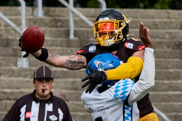 German Football League GFL , Munich Cowboys vs Allgäu Comets, Munich Cowboys, Allgäu Comets, 2026 06 06 in München Städtisches Stadion an der Dantestraße Dantestation Pass Interference BOCCELLA Gabriel Munich Cowboys Wide Receiver WR Nr2 MUC2 , LIPSEY Chris Allgäu Comets RB DB Nr1 ALC1 sportworld München Städtisches Stadion an der Dant Bayern Germany