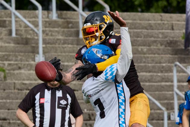 German Football League GFL , Munich Cowboys vs Allgäu Comets, Munich Cowboys, Allgäu Comets, 2026 06 06 in München Städtisches Stadion an der Dantestraße Dantestation Pass Interference BOCCELLA Gabriel Munich Cowboys Wide Receiver WR Nr2 MUC2 , LIPSEY Chris Allgäu Comets RB DB Nr1 ALC1 sportworld München Städtisches Stadion an der Dant Bayern Germany