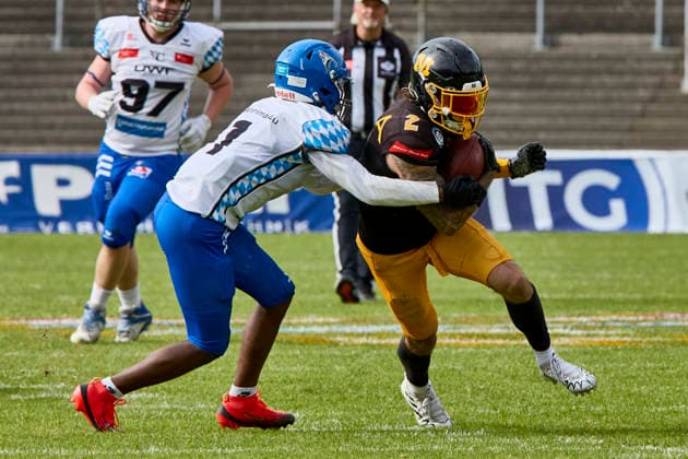 German Football League GFL , Munich Cowboys vs Allgäu Comets, Munich Cowboys, Allgäu Comets, 2026 06 06 in München Städtisches Stadion an der Dantestraße Dantestation BOCCELLA Gabriel Munich Cowboys Wide Receiver WR Nr2 MUC2 , LIPSEY Chris Allgäu Comets RB DB Nr1 ALC1 sportworld München Städtisches Stadion an der Dant Bayern Germany