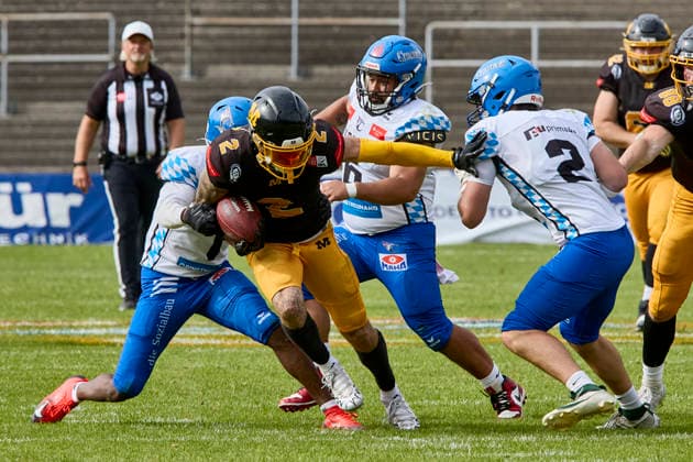German Football League GFL , Munich Cowboys vs Allgäu Comets, Munich Cowboys, Allgäu Comets, 2026 06 06 in München Städtisches Stadion an der Dantestraße Dantestation BOCCELLA Gabriel Munich Cowboys Wide Receiver WR Nr2 MUC2 , LIPSEY Chris Allgäu Comets RB DB Nr1 ALC1 , DUTTON Joshua Allgäu Comets WR DB Nr2 ALC2 sportworld München Städtisches Stadion an der Dant Bayern Germany