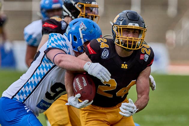 German Football League GFL , Munich Cowboys vs Allgäu Comets, Munich Cowboys, Allgäu Comets, 2026 06 06 in München Städtisches Stadion an der Dantestraße Dantestation OTHMANN KHALDUN Mustafa Munich Cowboys Running Back RB Nr24 MUC24 , BOEHNCKE Henry Allgäu Comets DL Nr97 ALC97 sportworld München Städtisches Stadion an der Dant Bayern Germany