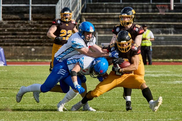 German Football League GFL , Munich Cowboys vs Allgäu Comets, Munich Cowboys, Allgäu Comets, 2026 06 06 in München Städtisches Stadion an der Dantestraße Dantestation WÜNSCHE Dominik Allgäu Comets CB Nr17 ALC17 , GÖKCE Emre Munich Cowboys Running Back RB Nr23 MUC23 , ANDERSEN Steven Allgäu Comets DB Nr5 ALC5 sportworld München Städtisches Stadion an der Dant Bayern Germany