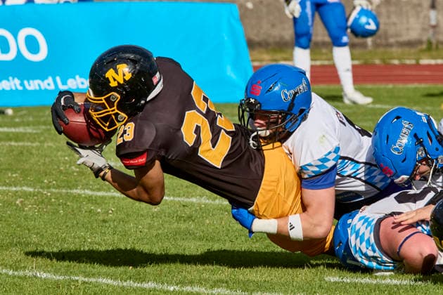 German Football League GFL , Munich Cowboys vs Allgäu Comets, Munich Cowboys, Allgäu Comets, 2026 06 06 in München Städtisches Stadion an der Dantestraße Dantestation GÖKCE Emre Munich Cowboys Running Back RB Nr23 MUC23 , MORADI Daniel Allgäu Comets LB Nr6 ALC6 sportworld München Städtisches Stadion an der Dant Bayern Germany