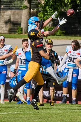 German Football League GFL , Munich Cowboys vs Allgäu Comets, Munich Cowboys, Allgäu Comets, 2026 06 06 in München Städtisches Stadion an der Dantestraße Dantestation QUIGLEY Gabriel Allgäu Comets WR Nr7 ALC7 , ROEBUCK Jonathan Munich Cowboys Defence Back DB Nr8 MUC8 sportworld München Städtisches Stadion an der Dant Bayern Germany
