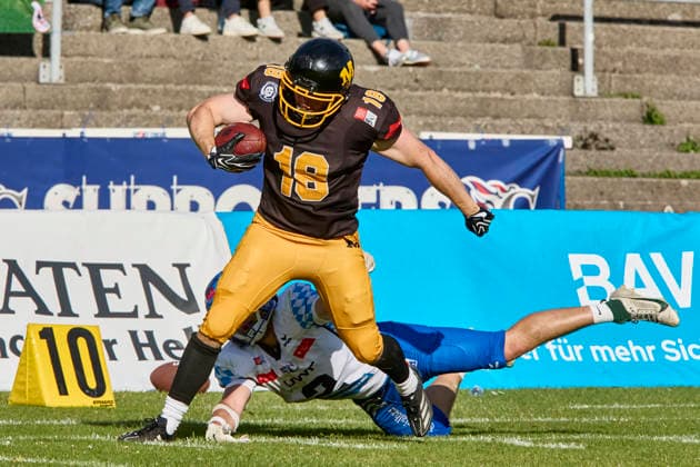 German Football League GFL , Munich Cowboys vs Allgäu Comets, Munich Cowboys, Allgäu Comets, 2026 06 06 in München Städtisches Stadion an der Dantestraße Dantestation Touchdown Munich Cowboys KILGER Erich Munich Cowboys Wide Receiver WR Nr18 MUC18 , DUTTON Joshua Allgäu Comets WR DB Nr2 ALC2 sportworld München Städtisches Stadion an der Dant Bayern Germany