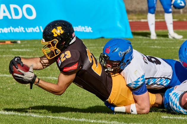 German Football League GFL , Munich Cowboys vs Allgäu Comets, Munich Cowboys, Allgäu Comets, 2026 06 06 in München Städtisches Stadion an der Dantestraße Dantestation GÖKCE Emre Munich Cowboys Running Back RB Nr23 MUC23 , MORADI Daniel Allgäu Comets LB Nr6 ALC6 sportworld München Städtisches Stadion an der Dant Bayern Germany
