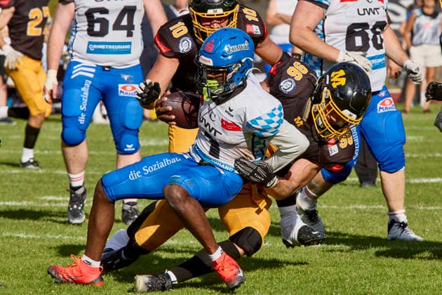 German Football League GFL , Munich Cowboys vs Allgäu Comets, Munich Cowboys, Allgäu Comets, 2026 06 06 in München Städtisches Stadion an der Dantestraße Dantestation LIPSEY Chris Allgäu Comets RB DB Nr1 ALC1 , BOURAIMA Samy Munich Cowboys Defence Line DL Nr96 MUC96 sportworld München Städtisches Stadion an der Dant Bayern Germany