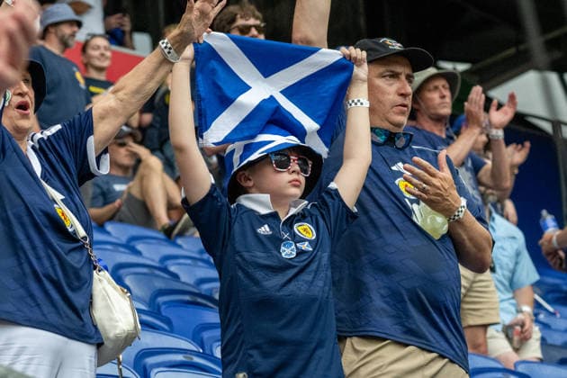 June 6, 2026, Harrison, Nj, United States: A young Scotland supporter holds a Scottish flag in the stands during an International Friendly, Länderspiel, Nationalmannschaft match against Bolivia. Scotland 4:0 Bolivia Scotland And Bolivia Face Off In An International Friendly Match In Harrison, USA - 06 Jun 2026  - ZUMAs197 20260606_aaa_s197_460 Copyright: xRonxSmitsx