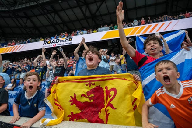 June 6, 2026, Harrison, Nj, United States: Young Scotland supporters cheer while holding a Lion Rampant flag during an International Friendly, Länderspiel, Nationalmannschaft match against Bolivia. Scotland 4:0 Bolivia Scotland And Bolivia Face Off In An International Friendly Match In Harrison, USA - 06 Jun 2026  - ZUMAs197 20260606_aaa_s197_485 Copyright: xRonxSmitsx