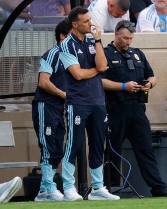 June 6, 2026, College Station, Texas, USA: Argentina head coach LIONEL SCALONI looks on during an International Friendly, Länderspiel, Nationalmannschaft soccer match between Argentina and Honduras at Kyle Field in College Station, TX, Saturday, June 6, 2026. Soccer 2026: Argentina 2:0 Honduras - ZUMAa325 20260606_zsa_a325_015 Copyright: xDavidxBalleringxIix