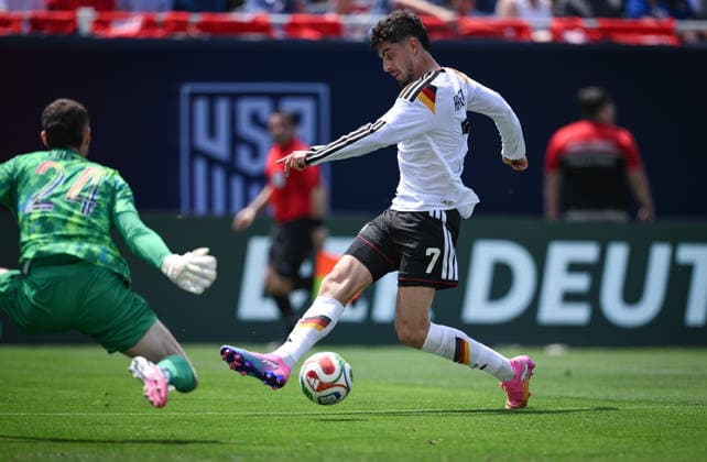 Soccer World Cup 2026 test match in Chicago 06 06 2026 USA Germany Kai Havertz right, Germany against goalkeeper Matt Freese left, USA
