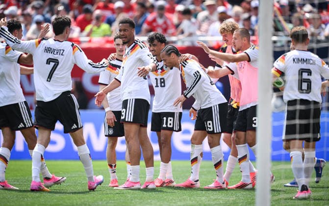 Soccer World Cup 2026 test match in Chicago 06 06 2026 USA Germany TEAM CELEBRATION Germany Kai Havertz, Florian Wirtz, Felix Nmecha, Nathaniel Brown, goal scorer for the 1 2 winning goal Leroy Sane, Nick Woltemade and Waldemar Anton from left to right