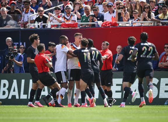Soccer World Cup 2026 test match in Chicago 06 06 2026 USA Germany scuffle shortly before the end of the match Nico Schlotterbeck center, Germany clashes with Timothy Weah No 21, USA, Jonathan Tah 3 v left, Germany tries to mediate