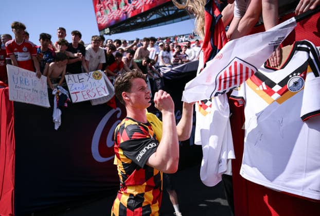 Soccer World Cup 2026 test match in Chicago 06 06 2026 USA Germany Goalkeeper Jonas Urbig Germany signs autographs after the match