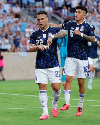 June 6, 2026, College Station, Texas, USA: Argentina forward LAUTARO MARToÂNEZ (22) celebrates a goal with Argentina forward THIAGO ALMADA (16) during an International Friendly, Länderspiel, Nationalmannschaft soccer match between Argentina and Honduras at Kyle Field in College Station, TX, Saturday, June 6, 2026. College Station USA - ZUMAa325 20260606_zsa_a325_005 Copyright: xDavidxBalleringxIix