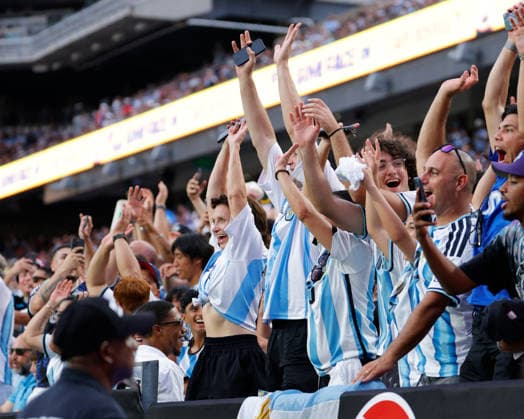 June 6, 2026, College Station, Texas, USA: Argentina fans do the wave during an International Friendly, Länderspiel, Nationalmannschaft soccer match between Argentina and Honduras at Kyle Field in College Station, TX, Saturday, June 6, 2026. College Station USA - ZUMAa325 20260606_zsa_a325_006 Copyright: xDavidxBalleringxIix