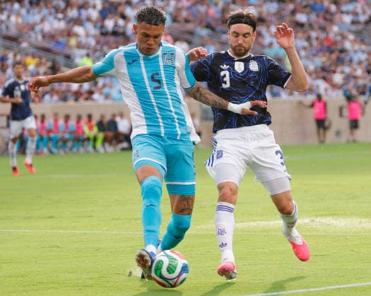 June 6, 2026, College Station, Texas, USA: Honduras midfielder KERVIN ARRIAGA (5) battles Argentina defender NICOLoÂS TAGLIAFICO (3) during an International Friendly, Länderspiel, Nationalmannschaft soccer match between Argentina and Honduras at Kyle Field in College Station, TX, Saturday, June 6, 2026. College Station USA - ZUMAa325 20260606_zsa_a325_007 Copyright: xDavidxBalleringxIix
