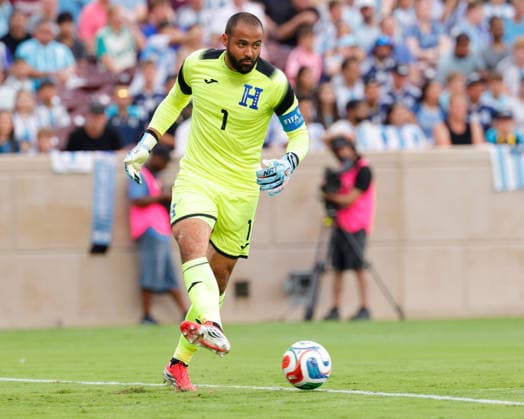 June 6, 2026, College Station, Texas, USA: Honduras goalkeeper EDRICK MENJoÂVAR (1) kicks the ball during an International Friendly, Länderspiel, Nationalmannschaft soccer match between Argentina and Honduras at Kyle Field in College Station, TX, Saturday, June 6, 2026. College Station USA - ZUMAa325 20260606_zsa_a325_014 Copyright: xDavidxBalleringxIix