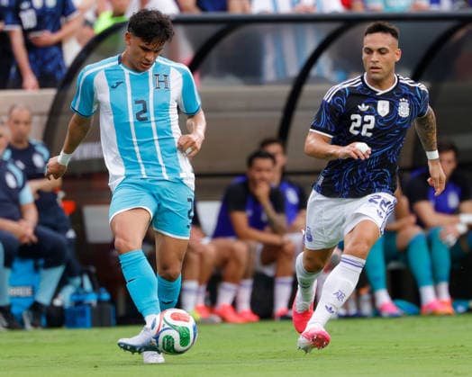 June 6, 2026, College Station, Texas, USA: Honduras defender DENIL MALDONADO (2) kicks the ball in front of Argentina forward LAUTARO MARToÂNEZ (22) during an International Friendly, Länderspiel, Nationalmannschaft soccer match between Argentina and Honduras at Kyle Field in College Station, TX, Saturday, June 6, 2026. College Station USA - ZUMAa325 20260606_zsa_a325_022 Copyright: xDavidxBalleringxIix