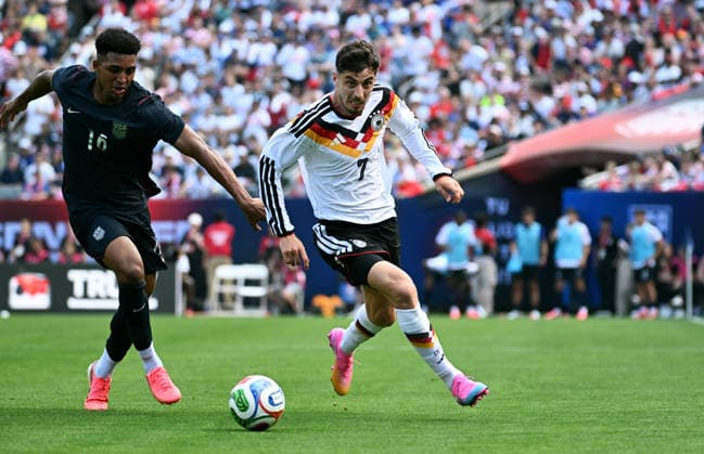 Fussball, Länderspiel, Herren, Freundschaftsspiel zur Fussball WM 2026, Soldier Field, Chicago: USA - Deutschland 1:2; Kai Havertz (GER), Alex Freeman (USA). Aktion *** Soccer, International match, Men, Friendly match for the 2026 FIFA World Cup, Soldier Field, Chicago USA Germany 1 2 Kai Havertz GER , Alex Freeman USA Action