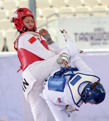 (260607) -- ROME, June 7, 2026 -- Mu Wenzhe (L) of China competes with Anastasiia Kosmycheva of Russia during their women s +67kg semifinal match at Roma 2026 World Taekwondo Grand Prix in Rome, Italy, June 6, 2026. ) (SP)ITALY-ROME-TAEKWONDO-ROMA 2026 GRAND PRIX-WOMEN S +67KG LixJing 