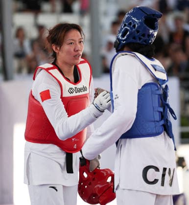 (260607) -- ROME, June 7, 2026 -- Mu Wenzhe (L) of China shakes hands with Kimi Laurene Ossin of Cote d Ivoire during their women s +67kg final match at Roma 2026 World Taekwondo Grand Prix in Rome, Italy, June 6, 2026. ) (SP)ITALY-ROME-TAEKWONDO-ROMA 2026 GRAND PRIX-WOMEN S +67KG LixJing 