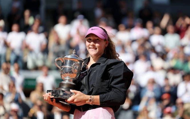 (260607) -- PARIS, June 7, 2026 -- Mirra Andreeva holds the trophy during the awarding ceremony after the women s singles final match between Mirra Andreeva of Russia and Maja Chwalinska of Poland at the French Open tennis tournament at Roland Garros, Paris, France, June 6, 2026. ) (SP)FRANCE-PARIS-TENNIS-FRENCH OPEN-WOMEN S SINGLES-FINAL WuxHuiwo 