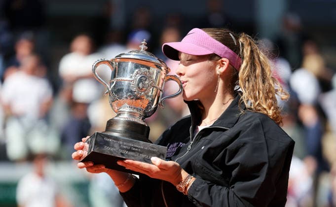 (260607) -- PARIS, June 7, 2026 -- Mirra Andreeva kisses the trophy during the awarding ceremony after the women s singles final match between Mirra Andreeva of Russia and Maja Chwalinska of Poland at the French Open tennis tournament at Roland Garros, Paris, France, June 6, 2026. ) (SP)FRANCE-PARIS-TENNIS-FRENCH OPEN-WOMEN S SINGLES-FINAL WuxHuiwo 