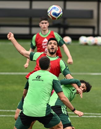 (260607) -- MEXICO CITY, June 7, 2026 -- Raul Jimenez (C) of the Mexican national football team performs exercises during a team s open training session for the FIFA World Cup, WM, Weltmeisterschaft, Fussball 2026 in Mexico City, Mexico, on June 6, 2026. ) (SP)MEXICO-MEXICO CITY-FOOTBALL-FIFA WORLD CUP-MEXICO TEAM TRAINING WuxWei 