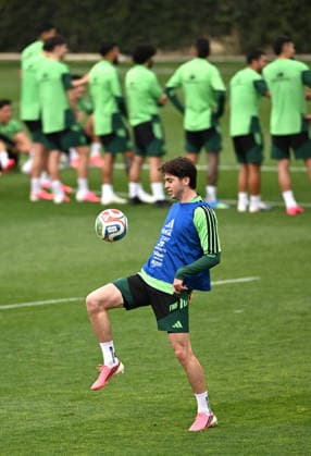 (260607) -- MEXICO CITY, June 7, 2026 -- Brian Gutierrez of the Mexican national football team performs exercises during a team s open training session for the FIFA World Cup, WM, Weltmeisterschaft, Fussball 2026 in Mexico City, Mexico, on June 6, 2026. ) (SP)MEXICO-MEXICO CITY-FOOTBALL-FIFA WORLD CUP-MEXICO TEAM TRAINING WuxWei 