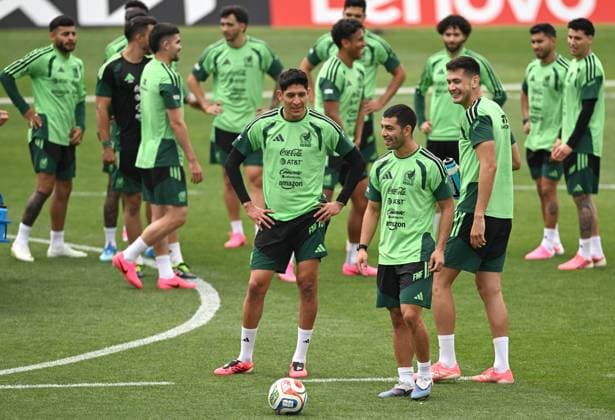 (260607) -- MEXICO CITY, June 7, 2026 -- Players of the Mexican national football team perform exercises during a team s open training session for the FIFA World Cup, WM, Weltmeisterschaft, Fussball 2026 in Mexico City, Mexico, on June 6, 2026. ) (SP)MEXICO-MEXICO CITY-FOOTBALL-FIFA WORLD CUP-MEXICO TEAM TRAINING WuxWei 