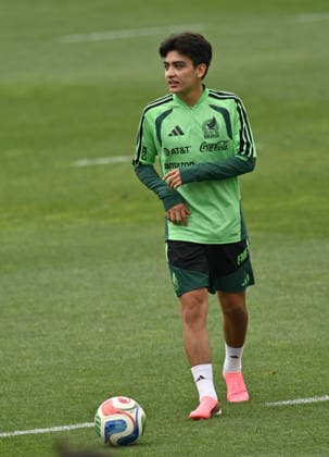 (260607) -- MEXICO CITY, June 7, 2026 -- Gilberto Mora of the Mexican national football team performs exercises during a team s open training session for the FIFA World Cup, WM, Weltmeisterschaft, Fussball 2026 in Mexico City, Mexico, on June 6, 2026. ) (SP)MEXICO-MEXICO CITY-FOOTBALL-FIFA WORLD CUP-MEXICO TEAM TRAINING WuxWei 