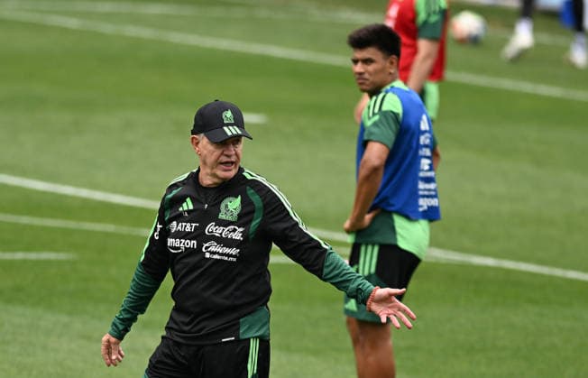 (260607) -- MEXICO CITY, June 7, 2026 -- Javier Aguirre, head coach of the Mexican national football team, reacts during a team s open training session for the FIFA World Cup, WM, Weltmeisterschaft, Fussball 2026 in Mexico City, Mexico, on June 6, 2026. ) (SP)MEXICO-MEXICO CITY-FOOTBALL-FIFA WORLD CUP-MEXICO TEAM TRAINING WuxWei 