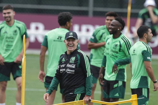 (260607) -- MEXICO CITY, June 7, 2026 -- Javier Aguirre (front), head coach of the Mexican national football team, smiles during a team s open training session for the FIFA World Cup, WM, Weltmeisterschaft, Fussball 2026 in Mexico City, Mexico, on June 6, 2026. (Photo by Xinhua) (SP)MEXICO-MEXICO CITY-FOOTBALL-FIFA WORLD CUP-MEXICO TEAM TRAINING FranciscoxCanedo 