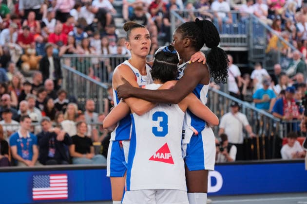 June 6, 2026, Warsaw, Masovian Voivodeship, Poland: France s HORTENSE LIMOUZIN (3), LAETITIA GUAPO (12), and MARIE MANE (53) hug each other in defeat at the end of a FIBA 3x3 Basketball World Cup women s quarter-final game between France and USA in Warsaw, Poland. France lost to the United States and was eliminated from the tournament. Basketball 2026: FIBA 3x3 World Cup Women s Quarterfinal: United States 18:16 France  - ZUMAk204 20260606_zip_k204_106 Copyright: xRomanxKozielx
