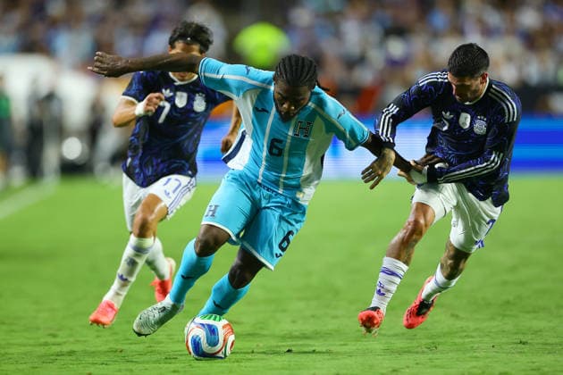 Rodrigo De Paul (R) of Argentina challenges Cristopher Melendez of Honduras for the ball in a friendly match ahead of the 2026 FIFA World Cup, WM, Weltmeisterschaft, Fussball between Argentina and Honduras at Kyle Field in Texas, United States, 06 June 2026. Friendly match prior to the 2026 World Cup: Argentina - Honduras !ACHTUNG: NUR REDAKTIONELLE NUTZUNG!  Copyright: xCARLOSxRAMIREZx AME9238 20260607-55020523151_1