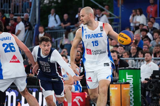 June 6, 2026, Warsaw, Masovian Voivodeship, Poland: France s ALEX VIALARET (15) and USA s DYLAN TRAVIS (15) in action during a FIBA 3x3 Basketball World Cup men s quarter-final game between France and USA in Warsaw, Poland. Basketball 2026: FIBA 3x3 World Cup Men s Quarterfinal: France 14:11 United States  - ZUMAk204 20260606_zip_k204_134 Copyright: xRomanxKozielx