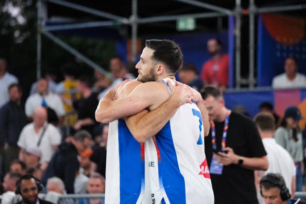 June 6, 2026, Warsaw, Masovian Voivodeship, Poland: France s HUGO SUHARD (7) and ALEX VIALARET (15) hug in victory at the end of a FIBA 3x3 Basketball World Cup men s quarter-final game between France and USA in Warsaw, Poland. Basketball 2026: FIBA 3x3 World Cup Men s Quarterfinal: France 14:11 United States  - ZUMAk204 20260606_zip_k204_139 Copyright: xRomanxKozielx