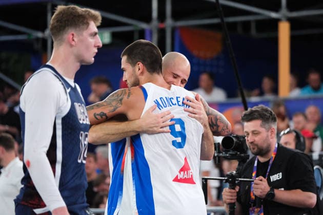 June 6, 2026, Warsaw, Masovian Voivodeship, Poland: France s EMMANUEL MONCEAU (9) and ALEX VIALARET (15) hug in victory as USA s HENRY CARUSO (12) walks by defeated at the end of a FIBA 3x3 Basketball World Cup men s quarter-final game between France and USA in Warsaw, Poland. Basketball 2026: FIBA 3x3 World Cup Men s Quarterfinal: France 14:11 United States  - ZUMAk204 20260606_zip_k204_140 Copyright: xRomanxKozielx