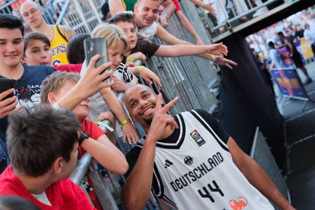 June 6, 2026, Warsaw, Masovian Voivodeship, Poland: Germany s KEVIN BRYANT (44) takes a selfie with young fans at the end of a FIBA 3x3 Basketball World Cup men s quarter-final game between Germany and Austria in Warsaw, Poland. Basketball 2026: FIBA 3x3 World Cup Men s Quarterfinal: Germany 21:19 Austria  - ZUMAk204 20260606_zip_k204_142 Copyright: xRomanxKozielx