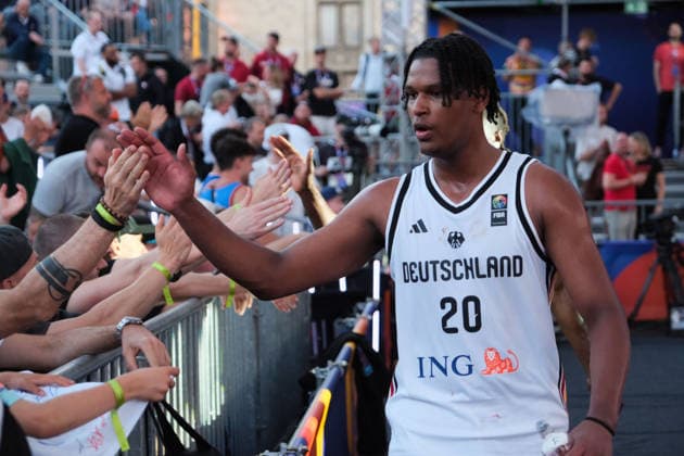 June 6, 2026, Warsaw, Masovian Voivodeship, Poland: Germany s FABIAN GIESSMANN (20) high fives fans at the end of a FIBA 3x3 Basketball World Cup men s quarter-final game between Germany and Austria in Warsaw, Poland. Basketball 2026: FIBA 3x3 World Cup Men s Quarterfinal: Germany 21:19 Austria  - ZUMAk204 20260606_zip_k204_143 Copyright: xRomanxKozielx