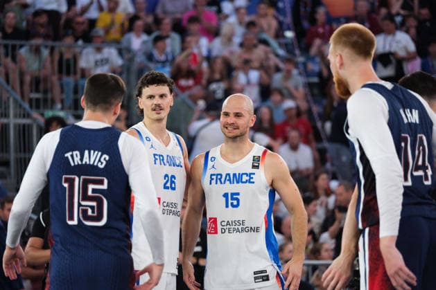 June 6, 2026, Warsaw, Masovian Voivodeship, Poland: France s JULES RAMBAUT (26) and ALEX VIALARET (15) approach USA s DYLAN TRAVIS (15) and MITCH HAHN (14) to shake hands at the end of a FIBA 3x3 Basketball World Cup men s quarter-final game between France and USA in Warsaw, Poland. Warsaw Poland - ZUMAk204 20260606_zip_k204_138 Copyright: xRomanxKozielx