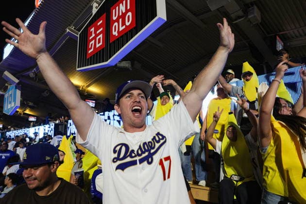MLB, Baseball Herren, USA - Los Angeles Dodgers vs Anaheim Angels Fans dressed as bananas cheer after the Dodgers win an MLB game between the Los Angeles Dodgers and the Anaheim Angels at Uniqlo Field in Dodger Stadium in Los Angeles, California, USA, 06 June 2026. LOS ANGELES CALIFORNIA UNITED STATES  Copyright: xCHRISxTORRESx
