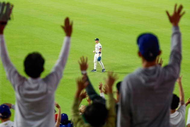 MLB, Baseball Herren, USA - Los Angeles Dodgers vs Anaheim Angels Dodgers outfielder Alex Call decides on where to throw a ball to the fans during an MLB game between the Los Angeles Dodgers and the Anaheim Angels at Uniqlo Field in Dodger Stadium in Los Angeles, California, USA, 06 June 2026. LOS ANGELES CALIFORNIA UNITED STATES  Copyright: xCHRISxTORRESx