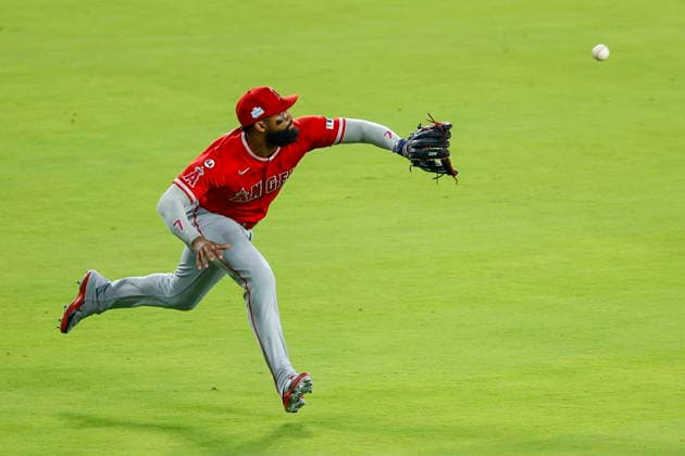 MLB, Baseball Herren, USA - Los Angeles Dodgers vs Anaheim Angels Angels right fielder Jo Adell dives to catch a fly ball in the eighth inning of an MLB game between the Los Angeles Dodgers and the Anaheim Angels at Uniqlo Field in Dodger Stadium in Los Angeles, California, USA, 06 June 2026. LOS ANGELES CALIFORNIA UNITED STATES  Copyright: xCHRISxTORRESx
